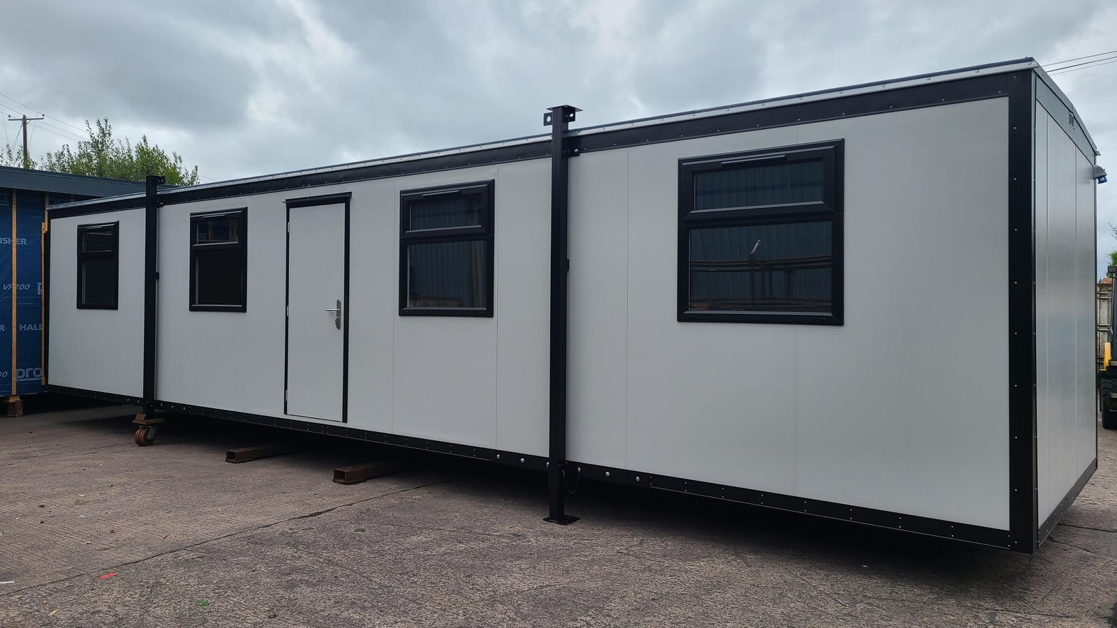 32ft jackleg cabin with central door and four windows