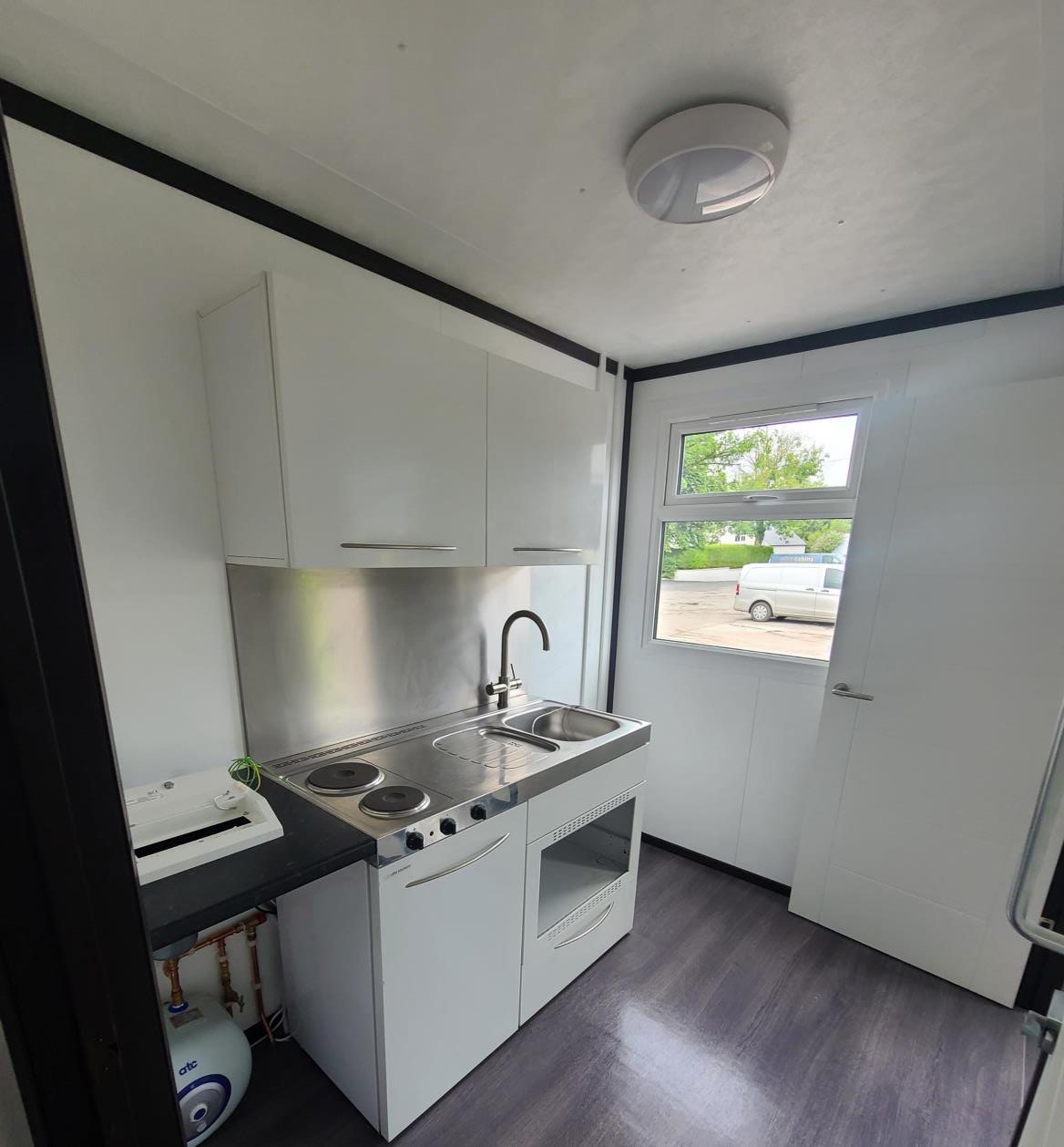jackleg cabin kitchenette with sink, hob and water heater
