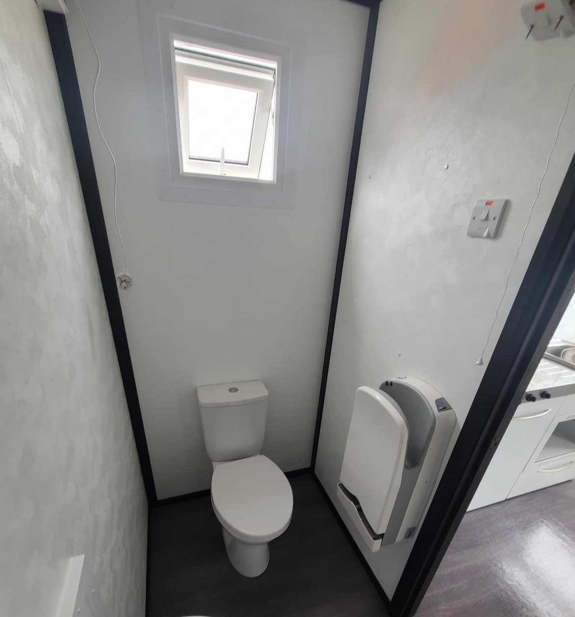 jackleg cabin WC room with toilet and hand dryer